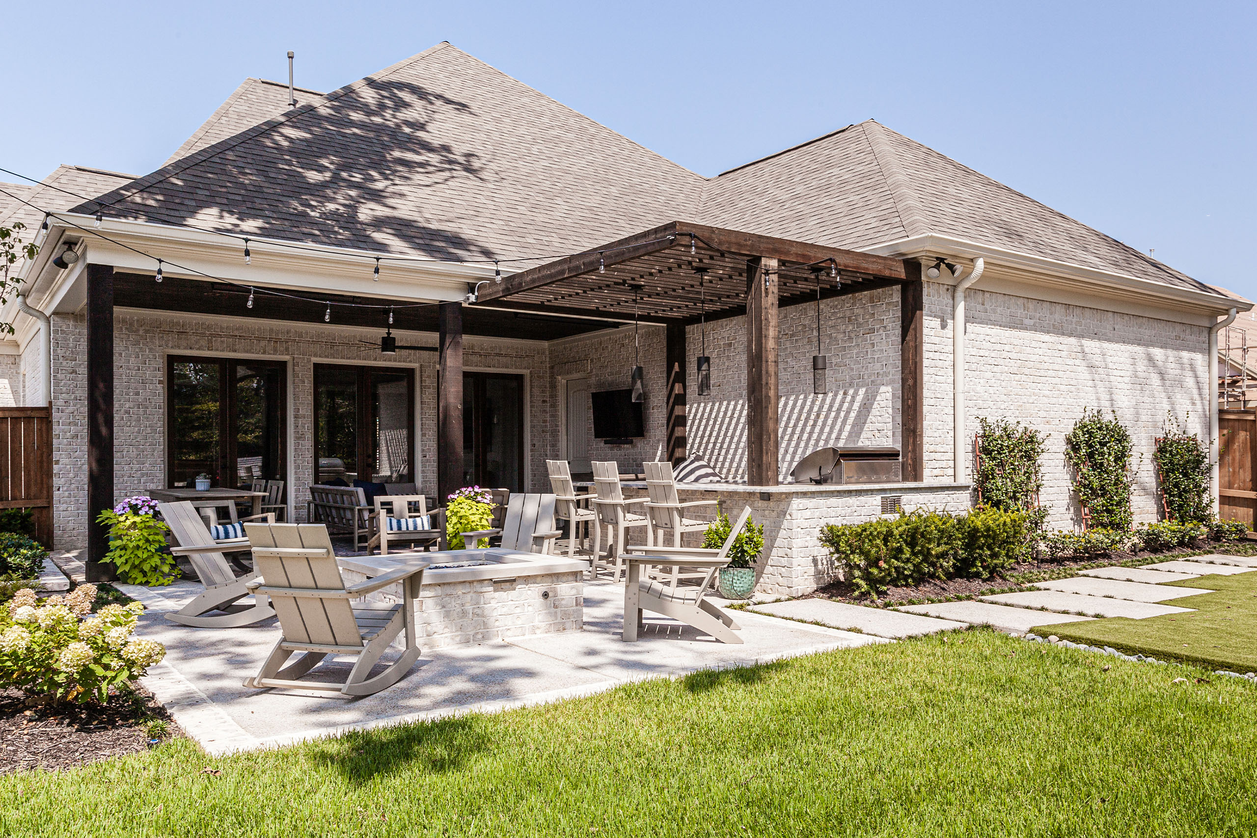 BRICK COLOR: GRAND BAY | MORTAR COLOR: FEDERAL WHITE TYPE N
BUILDER: CELTIC MANOR HOMES, MARK McGUIRE
OUTDOOR LIVING CONTRACTOR: KEVIN BALTZ
PHOTOGRAPHER: NATE RENNER